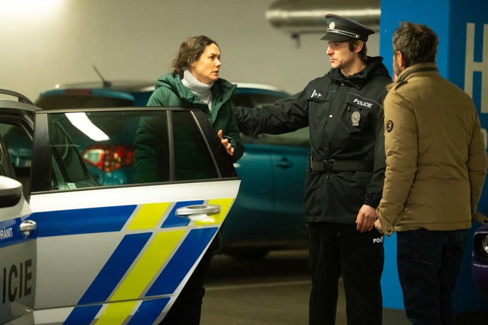 Hana Baroňová jako Iva Klímová v nekonečném seriálu Ulice, který sleduje dramatické osudy několika spřátelených rodin žijících v sousedství
