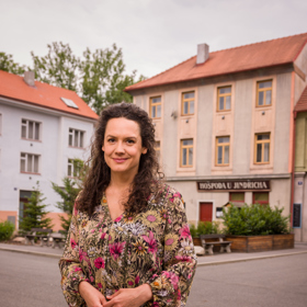 Hana Baroňová jako Iva Klímová v nekonečném seriálu Ulice, který sleduje dramatické osudy několika spřátelených rodin žijících v sousedství
