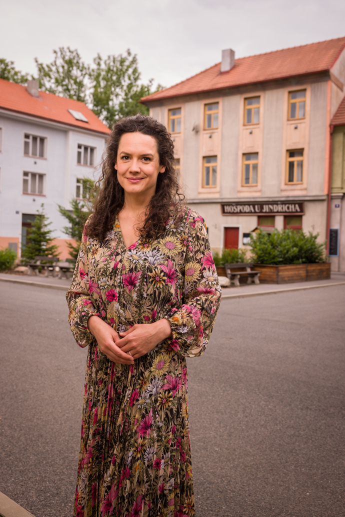 Hana Baroňová jako Iva Klímová v nekonečném seriálu Ulice, který sleduje dramatické osudy několika spřátelených rodin žijících v sousedství
