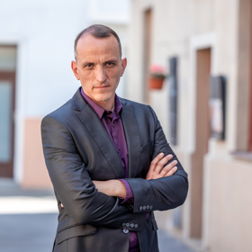 Nekonečný seriál Ulice sleduje dramatické osudy několika spřátelených rodin žijících v sousedství
