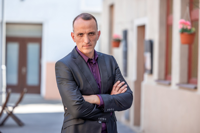 Nekonečný seriál Ulice sleduje dramatické osudy několika spřátelených rodin žijících v sousedství
