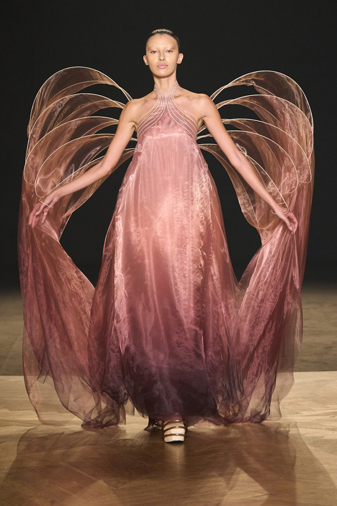 Iris van Herpen podzim 2025
Iris van Herpen podzim 2025