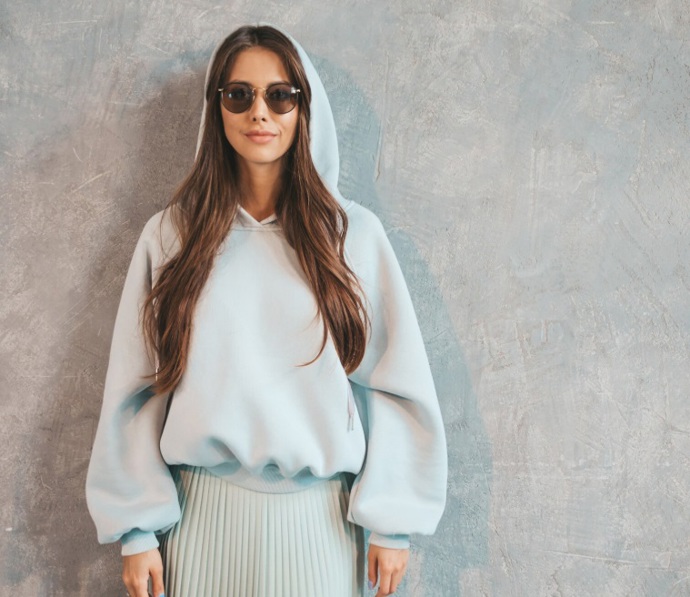 Sportovní mikiny s nabíranými rukávy vypadají velmi elegantně. Kombinovat je můžete například s plisovanou sukní. 
