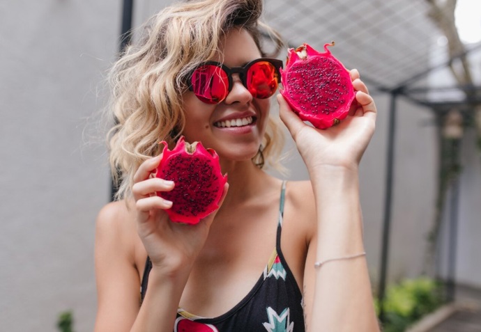 Nosit se budou i stylové doplňky v odstínu Cherry Red. Pořiďte si třeba výrazné sluneční brýle nebo klobouk. 
