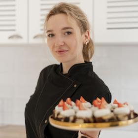 Paní Erika celý život milovala pečení, ale pekla doma, maximálně tak pro svou rodinu. Bavilo jí objevovat recepty a neotřelé chutě, takže vymýšlela a zkoušela. Nesmírně jí to bavilo a všem okolo také vše, co upekla, velmi chutnalo.
