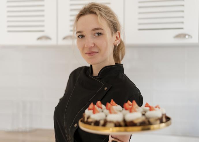 Paní Erika celý život milovala pečení, ale pekla doma, maximálně tak pro svou rodinu. Bavilo jí objevovat recepty a neotřelé chutě, takže vymýšlela a zkoušela. Nesmírně jí to bavilo a všem okolo také vše, co upekla, velmi chutnalo.
Paní Erika celý život milovala pečení, ale pekla doma, maximálně tak pro svou rodinu. Bavilo jí objevovat recepty a neotřelé chutě, takže vymýšlela a zkoušela. Nesmírně jí to bavilo a všem okolo také vše, co upekla, velmi chutnalo.