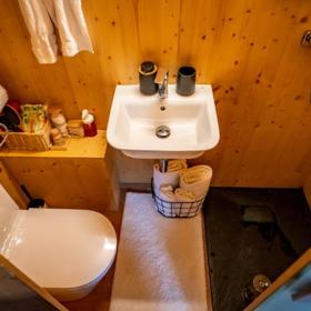 O hygienu se bát nemusíte, součástí lesního domku je moderní koupelna s chemickým záchodem. Voda ve sprše má venkovní teplotu.
