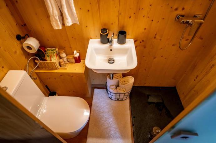 O hygienu se bát nemusíte, součástí lesního domku je moderní koupelna s chemickým záchodem. Voda ve sprše má venkovní teplotu.
O hygienu se bát nemusíte, součástí lesního domku je moderní koupelna s chemickým záchodem. Voda ve sprše má venkovní teplotu.
