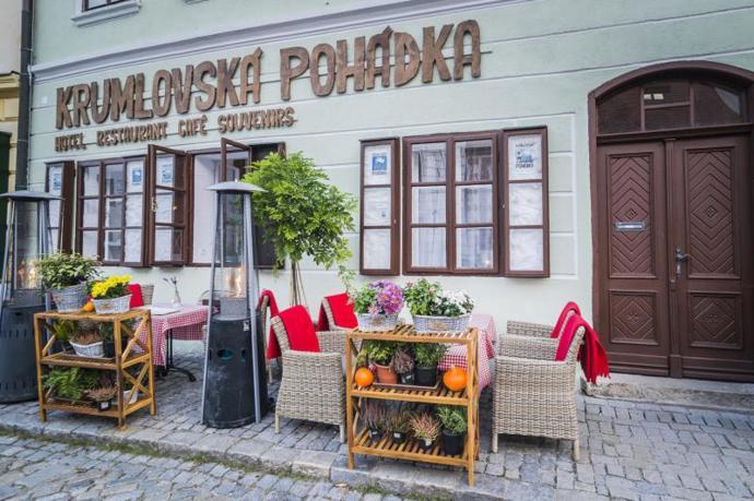 Kousek od penzionu navštivte galerii o životě a díle známého umělce Egona Schiela.
Kousek od penzionu navštivte galerii o životě a díle známého umělce Egona Schiela.
