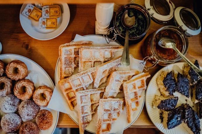 Sladké a slané vafle si zde dopřejete v různých chutích i kombinacích.
Sladké a slané vafle si zde dopřejete v různých chutích i kombinacích.