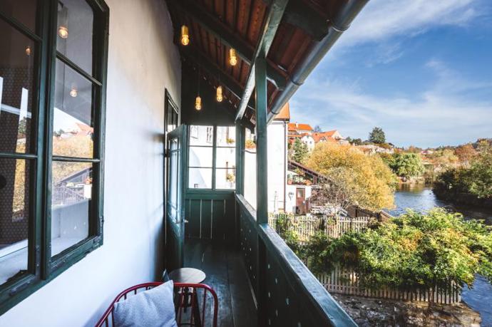 Apartmány shlížející na klikatící se Vltavu mají přesně ten správný genius loci, kvůli kterému se na jih republiky vydávají davy turistů. 
