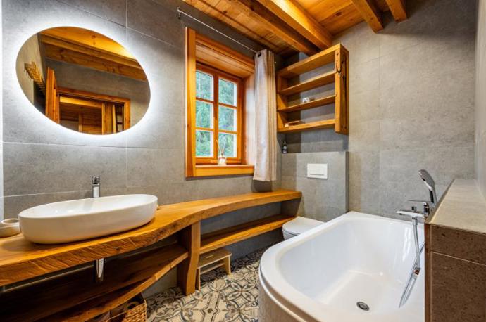 Koupelna nepřekvapí a když, tak jen příjemně. Je vybavená stylově s ohledem na prostředí, ale zároveň i moderně a velmi příjemně. 
