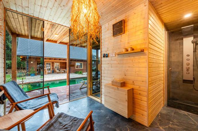 Milovníkům saunování je k dispozici sauna s odpočívárnou a vnitřní i venkovní sprchou. 
