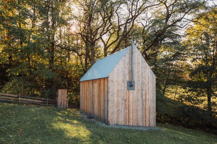 V glampingove stodole na Vás čeká postel 240x200 cm s lůžkovinami, vybavená kuchyňská linka se dřezem, indukční plotýnkou a lednici s mrazákem, pomůcky k uvaření kávy, jídelní stůl, stylová vana a krbová kamna. 
