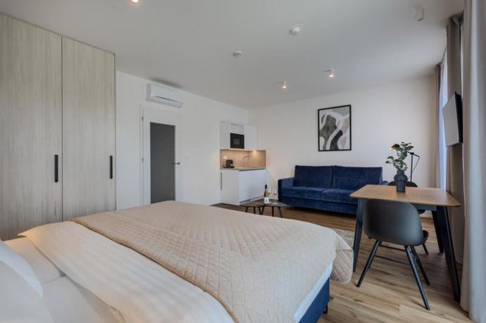 Nabídka ubytování zahrnuje pět stylových apartmánů. Vybrat si můžete takový, který vám opravdu sedne. Možná dáte přednost romantickému útulnému Kajaku pro dva nebo si vyžádáte rodinných apartmán Katamarán. 
