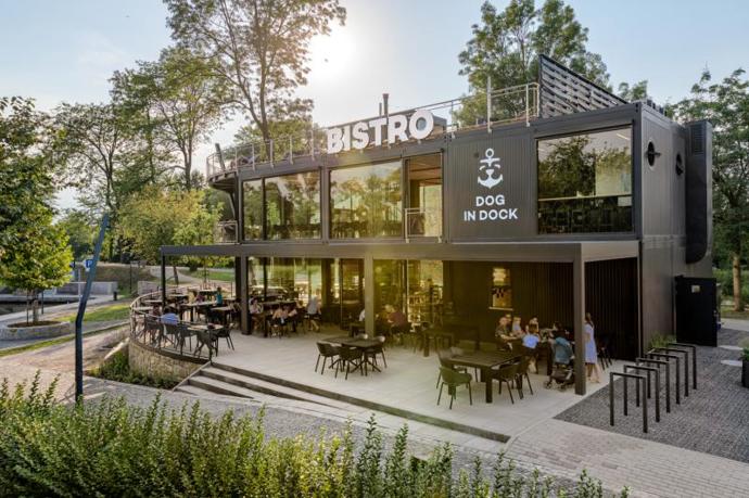 Ve vinařství Dog in Dock si užijete stylové ubytování, degustace, hudební i zábavné večery, grilování, tematické gastro víkendy i sportovní akce. 
