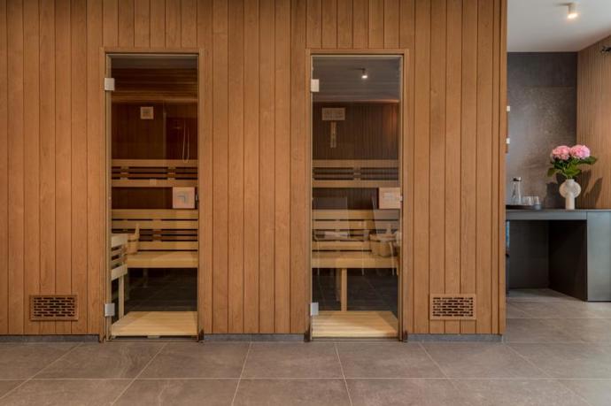 Relaxovat můžete hned několika způsoby, ať už je to finská sauna, aroma sauna a k dispozici je i ochlazovací kyblík, sprcha a venkovní vířivka. 
