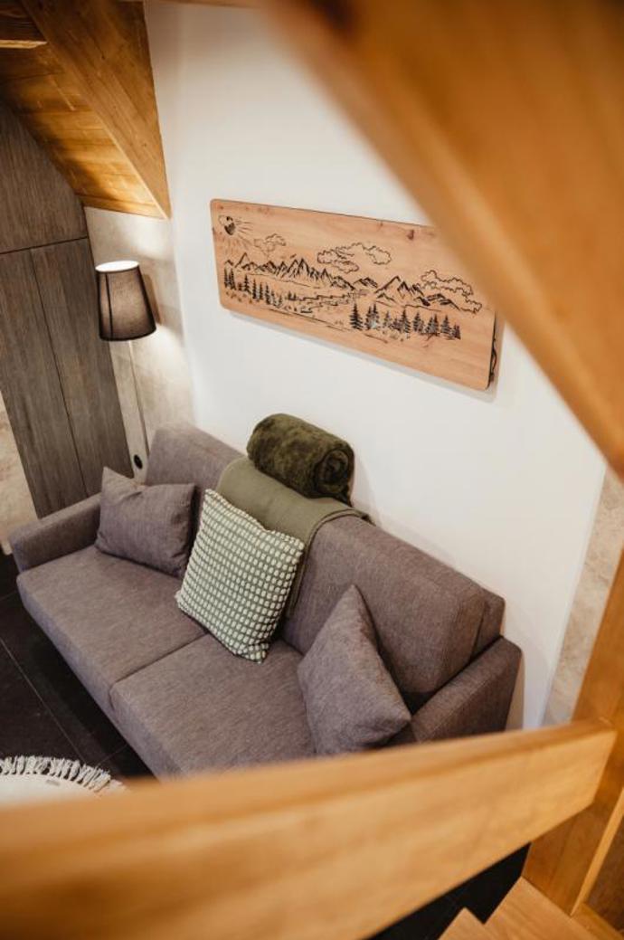 Chatu Elske najdete v arálu Hotelu Kouty. Díky tomu si můžete užít pobyt v soukromí a zároveň si zajít na něco dobrého do zdejší restaurace či využit relaxační zázemí hotelu. 
