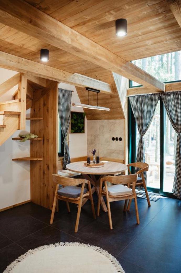 Součástí ubytování je také sauna provoněná cedrovým dřevem, jemně se houpající na vodní hladině s nádherným výhledem.  
