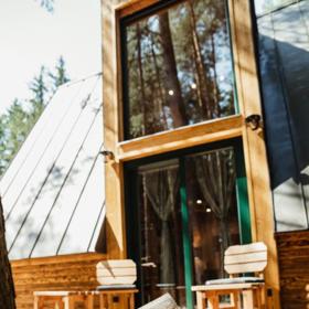 Chatu Elske najdete v arálu Hotelu Kouty. Díky tomu si můžete užít pobyt v soukromí a zároveň si zajít na něco dobrého do zdejší restaurace či využit relaxační zázemí hotelu.
Chatu Elske najdete v arálu Hotelu Kouty. Díky tomu si můžete užít pobyt v soukromí a zároveň si zajít na něco dobrého do zdejší restaurace či využit relaxační zázemí hotelu.