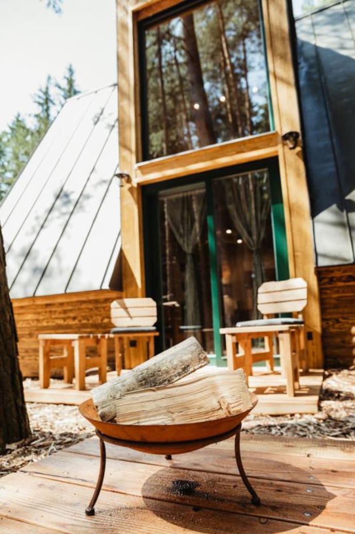 Chatu Elske najdete v arálu Hotelu Kouty. Díky tomu si můžete užít pobyt v soukromí a zároveň si zajít na něco dobrého do zdejší restaurace či využit relaxační zázemí hotelu. 
