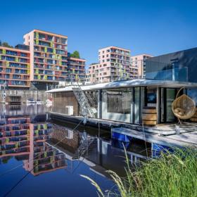 Houseboat o celkové ploše 160 m² poskytne dostatek prostoru až pro šest hostů.
Houseboat o celkové ploše 160 m² poskytne dostatek prostoru až pro šest hostů.