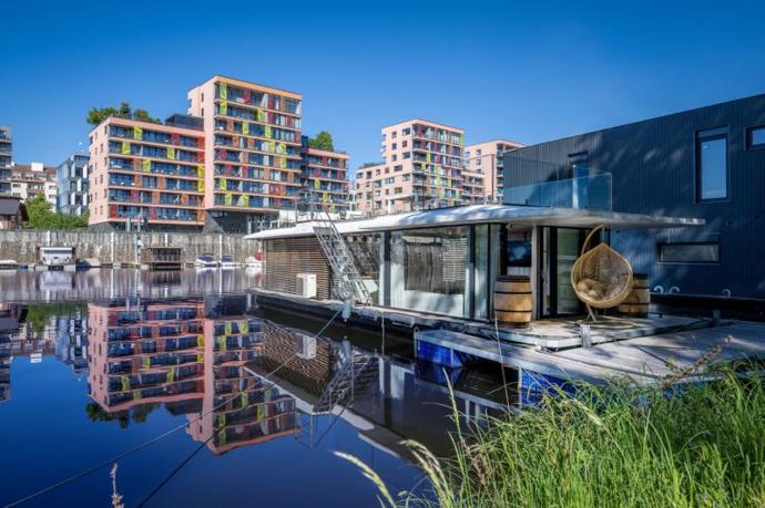 Houseboat o celkové ploše 160 m² poskytne dostatek prostoru až pro šest hostů.
Houseboat o celkové ploše 160 m² poskytne dostatek prostoru až pro šest hostů.