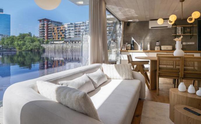 Díky skvělé lokalitě máte na dosah všechno, co dělá Prahu tak výjimečnou. Jen pár kroků od houseboatu se můžete vydat do galerií, muzeí nebo na procházku do zelené Stromovky.
Díky skvělé lokalitě máte na dosah všechno, co dělá Prahu tak výjimečnou. Jen pár kroků od houseboatu se můžete vydat do galerií, muzeí nebo na procházku do zelené Stromovky.