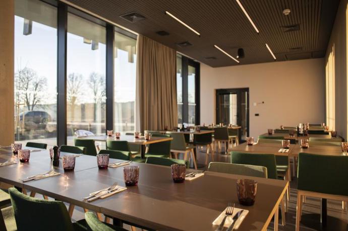 O to, abyste se dobře najedli a pohladili své chuťové buňky, zajděte do restaurace s kapacitou 80 míst. Stravování probíhá bufetovou formou. 
