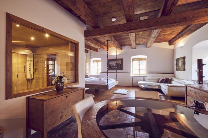 Při příjezdu do ubytování vás uvítá samotný majitel. Než dojdete až k apartmánům, projdete ještě obchodem se suvenýry.
Při příjezdu do ubytování vás uvítá samotný majitel. Než dojdete až k apartmánům, projdete ještě obchodem se suvenýry.