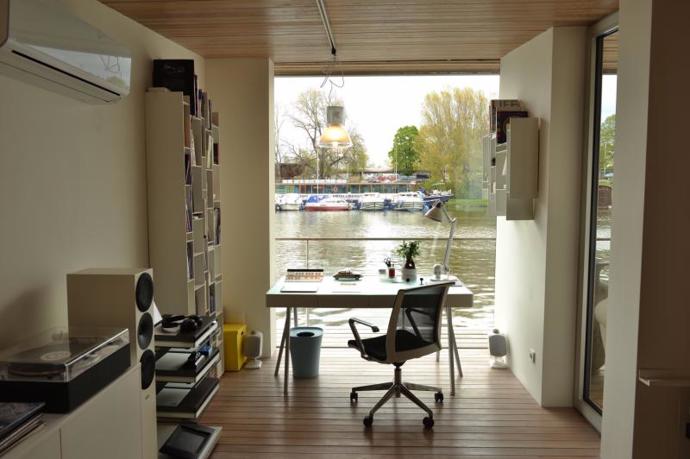 Holešovice jsou pulzující čtvrť plná historické i moderní architektury, designových showroomů a kulturních lahůdek jako je centrum moderního umění DOX, kulturní prostor La Fabrika, Jatka 78, Veletržní palác a mnoha dalších.
Holešovice jsou pulzující čtvrť plná historické i moderní architektury, designových showroomů a kulturních lahůdek jako je centrum moderního umění DOX, kulturní prostor La Fabrika, Jatka 78, Veletržní palác a mnoha dalších.