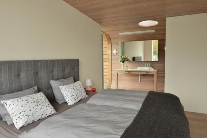 Hausbót nyní kotví v pražské čtvrti Holešovice a poskytuje hostům velkorysý prostor s designovým vybavením. V ložnici na vás čeká postel z přírodních materiálů značky Saffron.
Hausbót nyní kotví v pražské čtvrti Holešovice a poskytuje hostům velkorysý prostor s designovým vybavením. V ložnici na vás čeká postel z přírodních materiálů značky Saffron.