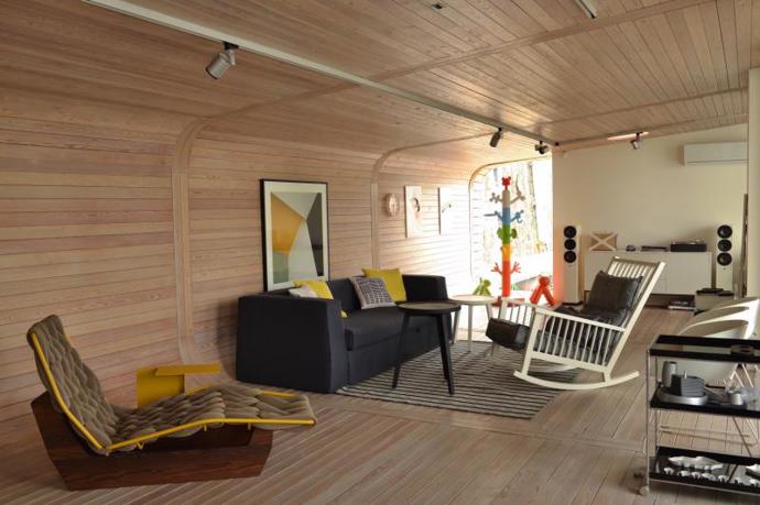 Apartmán je vybaven designovým nábytkem top značek, kvalitní audio soupravou a speakery Bang Olufsen, luxusním koupelnovým koutem od Axor a projektorem na promítání vašich oblíbených filmů.
Apartmán je vybaven designovým nábytkem top značek, kvalitní audio soupravou a speakery Bang Olufsen, luxusním koupelnovým koutem od Axor a projektorem na promítání vašich oblíbených filmů.