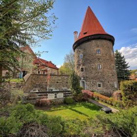 Přímo u městských hradeb stojí středověká stavba, kterou ocení všichni milovníci tajemna.
