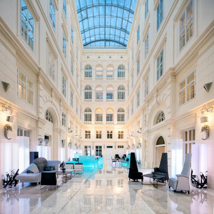Budova byla vystavěna v roce 1855 jako luxusní činžovní dům. Od roku 2012 je domovem butikového hotelu, který má hned pět hvězdiček. 
