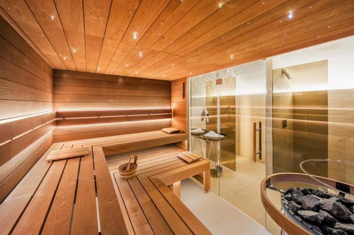 Prostorná finská sauna vám dopřeje potřebný odpočinek a podpoří vaše zdraví. 

