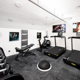 V hotelu je také posilovna, finská sauna a luxusní masážní salon poskytující pravé thajské masáže. Hýčkejte své tělo každý den.
V hotelu je také posilovna, finská sauna a luxusní masážní salon poskytující pravé thajské masáže. Hýčkejte své tělo každý den.