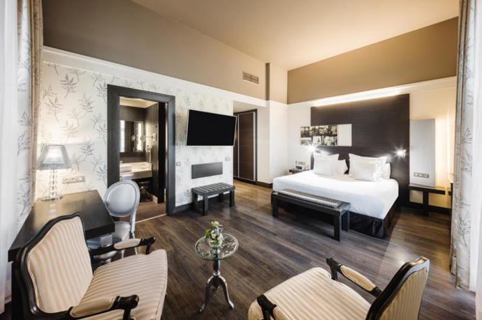 V hotelu se nachází pět typů pokojů a je jen na vás, zda půjdete do většího s balkónem nebo do menšího. Všude na vás čekají vysoké matrace, kde se bude krásně spát. 
