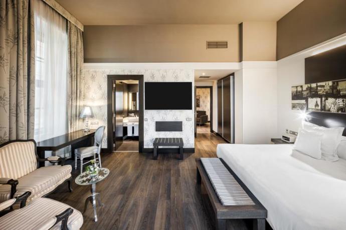 V hotelu se nachází pět typů pokojů a je jen na vás, zda půjdete do většího s balkónem nebo do menšího. Všude na vás čekají vysoké matrace, kde se bude krásně spát. 

