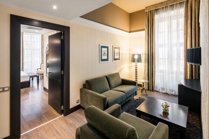 V hotelu se nachází pět typů pokojů a je jen na vás, zda půjdete do většího s balkónem nebo do menšího. Všude na vás čekají vysoké matrace, kde se bude krásně spát. 
