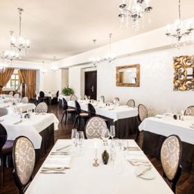 Součástí hotelu je fine diningová restaurace kombinující českou a středomořskou kuchyni.
Součástí hotelu je fine diningová restaurace kombinující českou a středomořskou kuchyni.