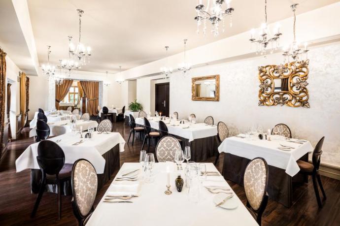 Součástí hotelu je fine diningová restaurace kombinující českou a středomořskou kuchyni.
