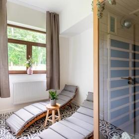 Hostům je k dispozici luxusní privátní sauna, kterou mohou využívat zdarma. Vejdou se tam až čtyři osoby a její součástí je také relaxační odpočinková zóna a sprcha.
Hostům je k dispozici luxusní privátní sauna, kterou mohou využívat zdarma. Vejdou se tam až čtyři osoby a její součástí je také relaxační odpočinková zóna a sprcha.