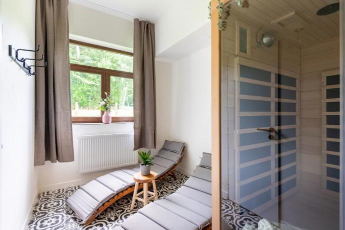 Hostům je k dispozici luxusní privátní sauna, kterou mohou využívat zdarma. Vejdou se tam až čtyři osoby a její součástí je také relaxační odpočinková zóna a sprcha. 
