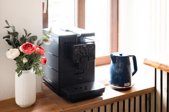 Každý den po snídani můžete využít bufetovou místnost jako společenskou. Zajděte si na kafe, které je pro hosty k dispozici zdarma, nebo večer na sklenku s přáteli. 
