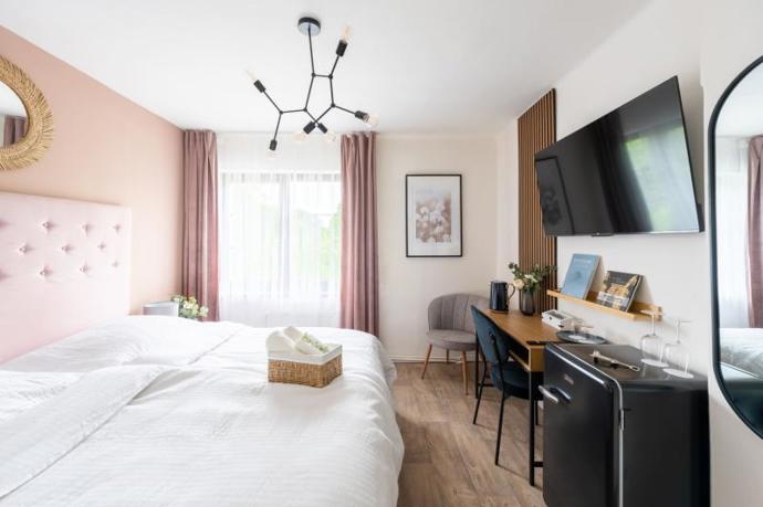 Tento prostorný dvoupokojový apartmán nabízí čtyři postele s možností dvoulůžkové přistýlky. Nabízí spoustu prostoru, pohodlí a prostornou koupelnu. Určitě si užijete také krásný výhled do přírody.  
