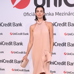 Jedinečné vlny předvedla modelka Maria Dušička, která oslnila elegancí a ženskostí. 
