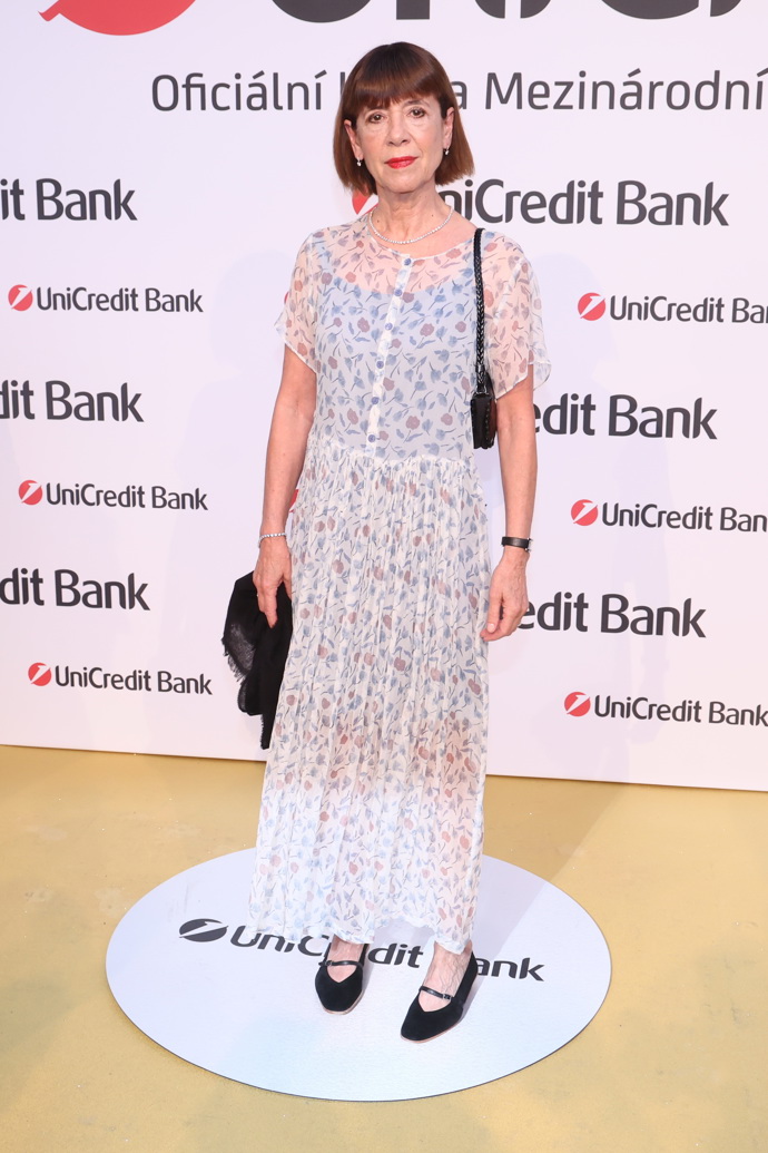 Andrea Bartošková na Unicredit party přišla ve světlých dlouhých šatech, ve kterých vypadala mladistvě.
