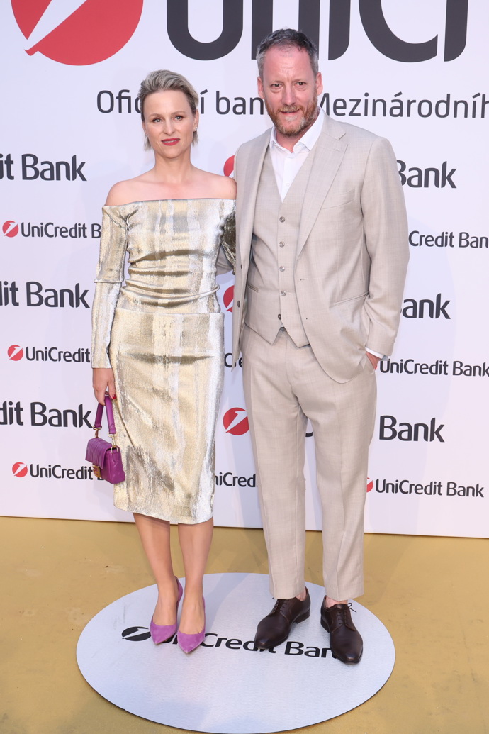 Darina Muchová oblékla na Unicredit party šaty zlatavé barvy, které nikterak neoslnily. 
