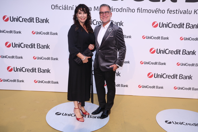 Nela Boudová na Unicredit party oblékla šaty, ve kterých příliš nevynikla její postava.
